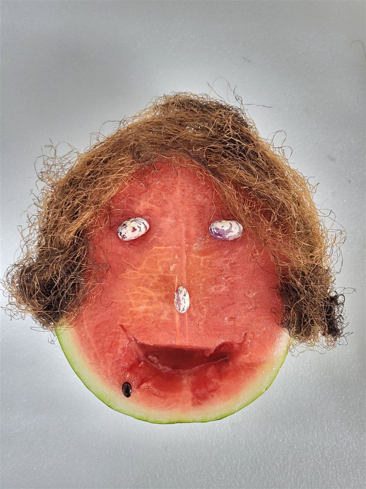 수박과 옥수수수염으로 표현한 얼굴 작품