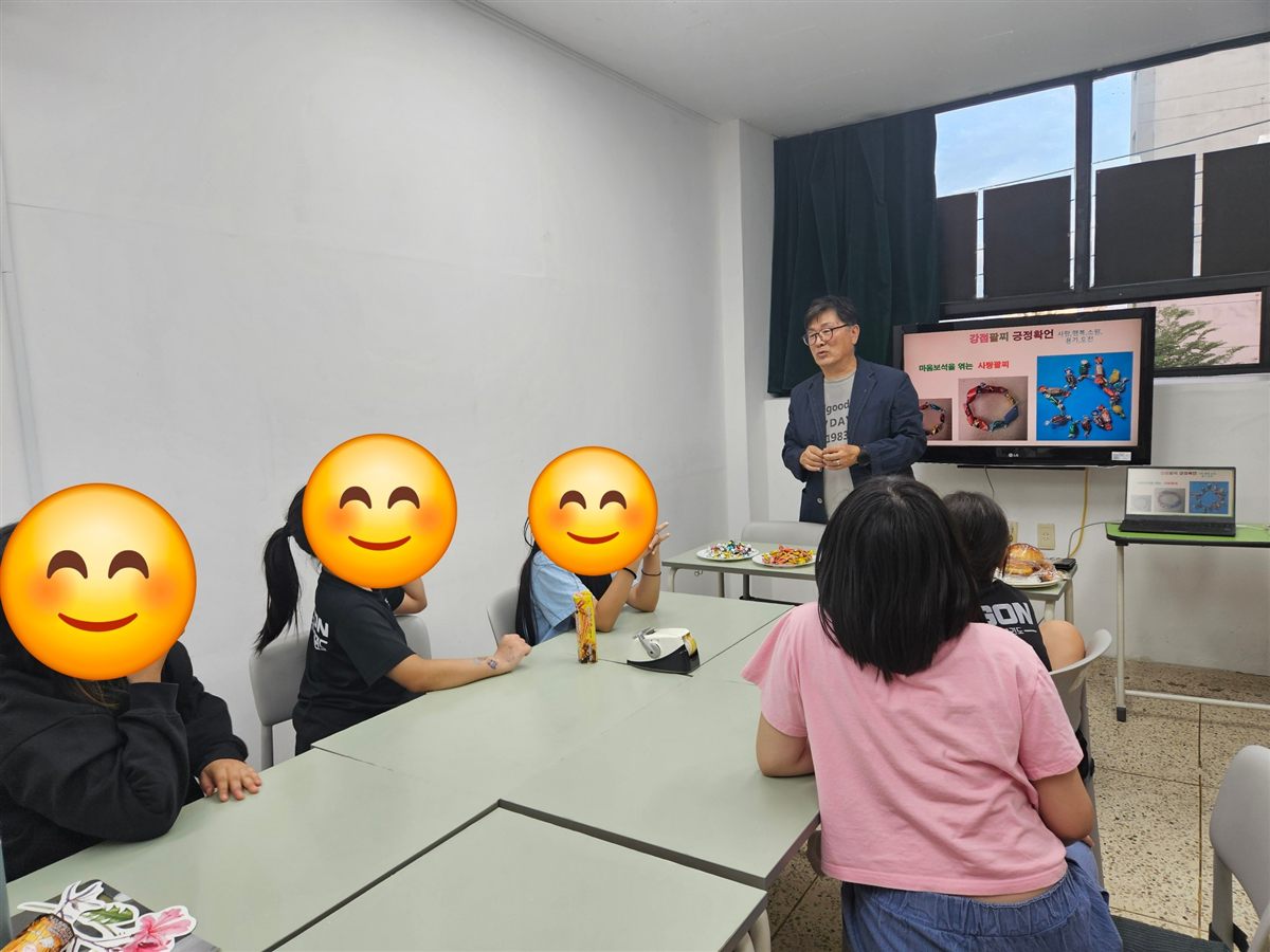 지역아동센터에서 사탕팔찌 만들기를 설명하는 모습