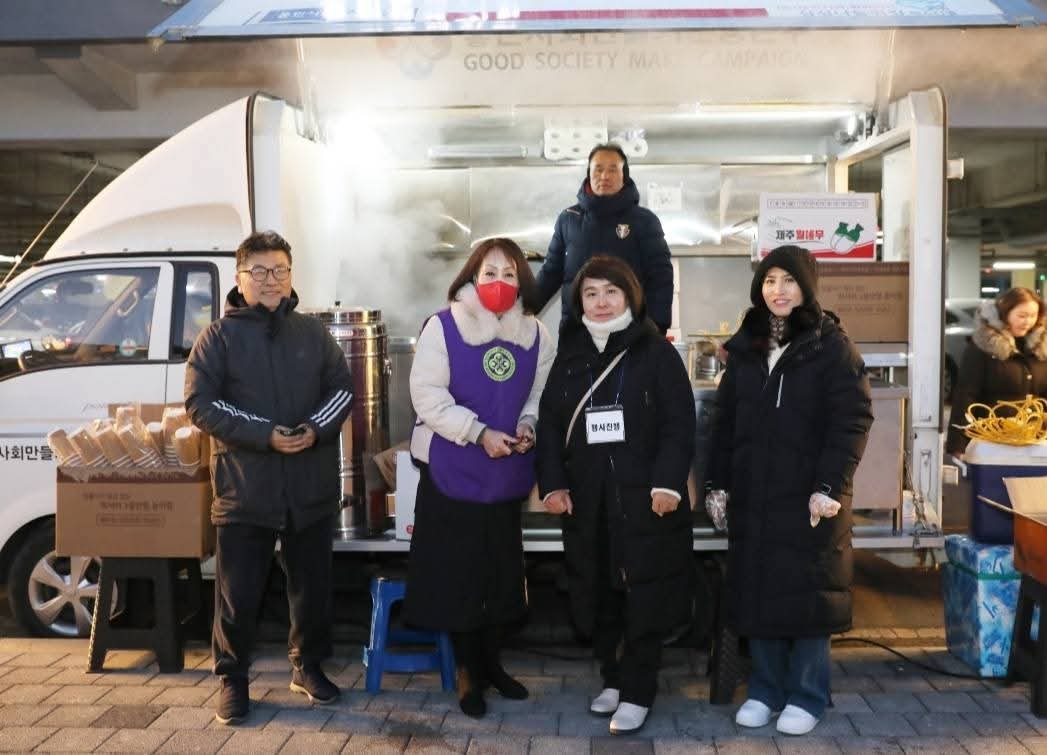 겨울 저녁 나눔 차량 앞에 선 봉사자들