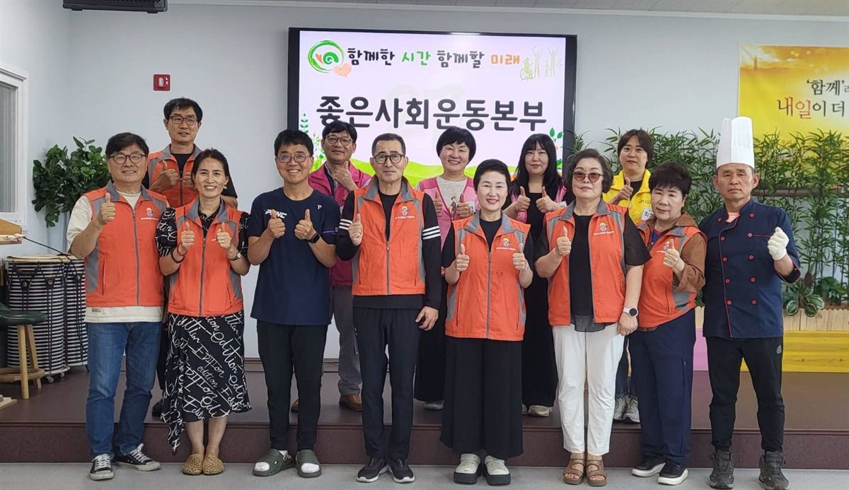 배식봉사를 마친 봉사자들의 단체 사진