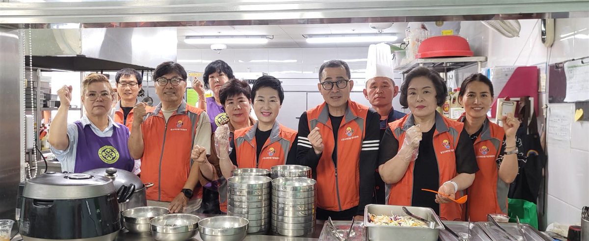 주방에서 배식을 준비하며 파이팅을 외치는 봉사자들