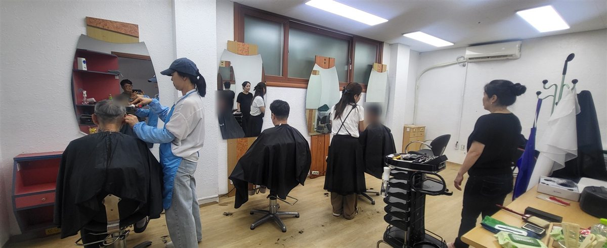 여러 봉사자가 함께 미용봉사를 하는 모습